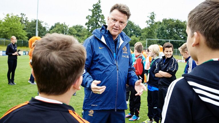 Balle à travers l&rsquo;église : van Gaal revient à l&rsquo;Ajax en tant que conseiller