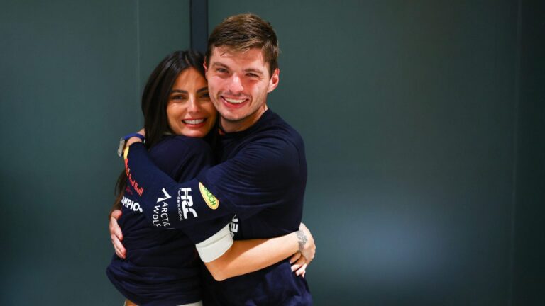 Sa petite amie Max Verstappen « incroyablement fière » de son champion du monde