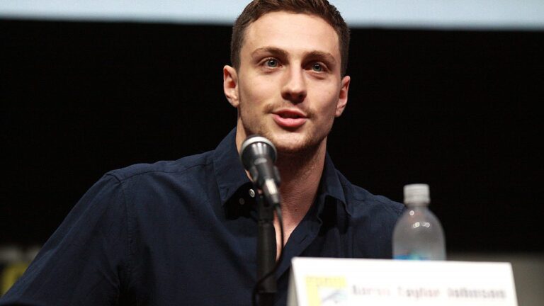L'acteur de James Bond se tient derrière Aaron Taylor-Johnson