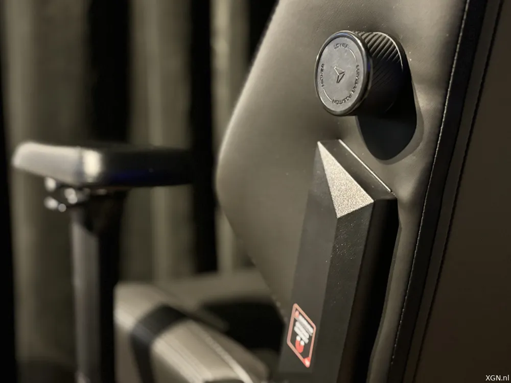 Vous pouvez régler le soutien lombaire du dossier via les boutons sur les côtés