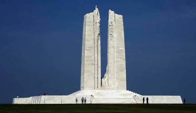 Deux Belges recréent un monument aux morts en LEGO