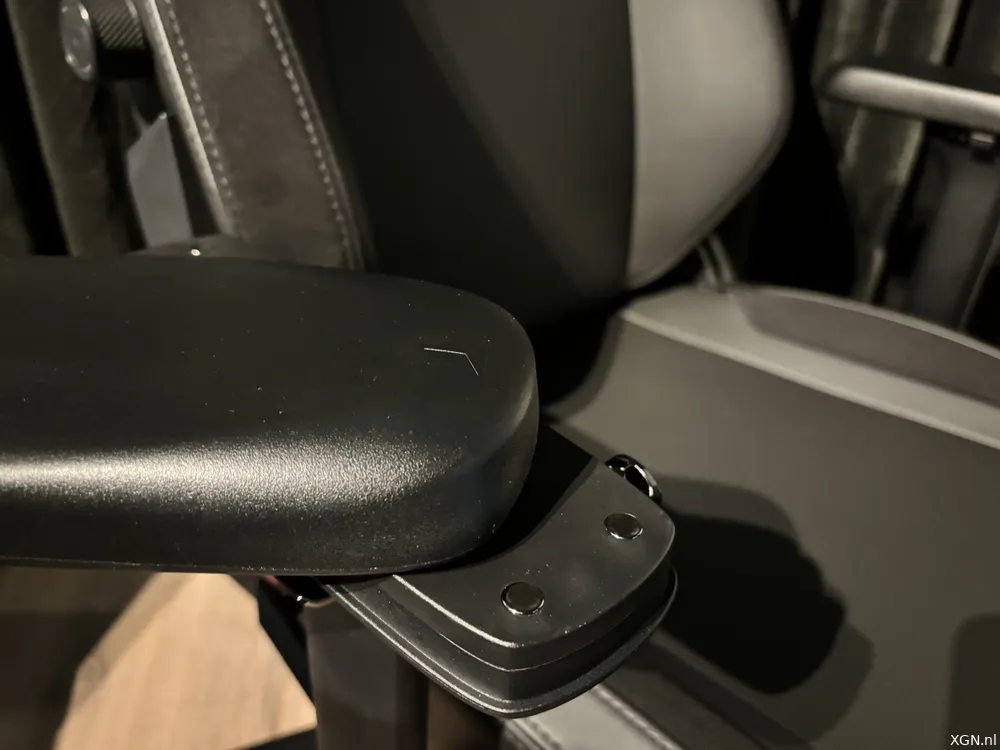 Les accoudoirs sont maintenus en place par des aimants