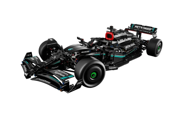 On se moque de Mercedes à cause de sa voiture LEGO