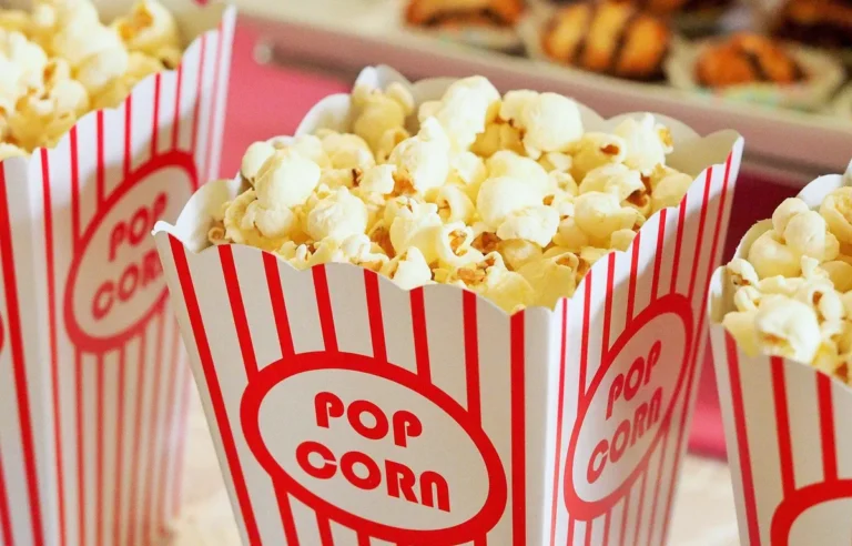 un invité se déguise en arbre et entre furtivement dans Pathé
