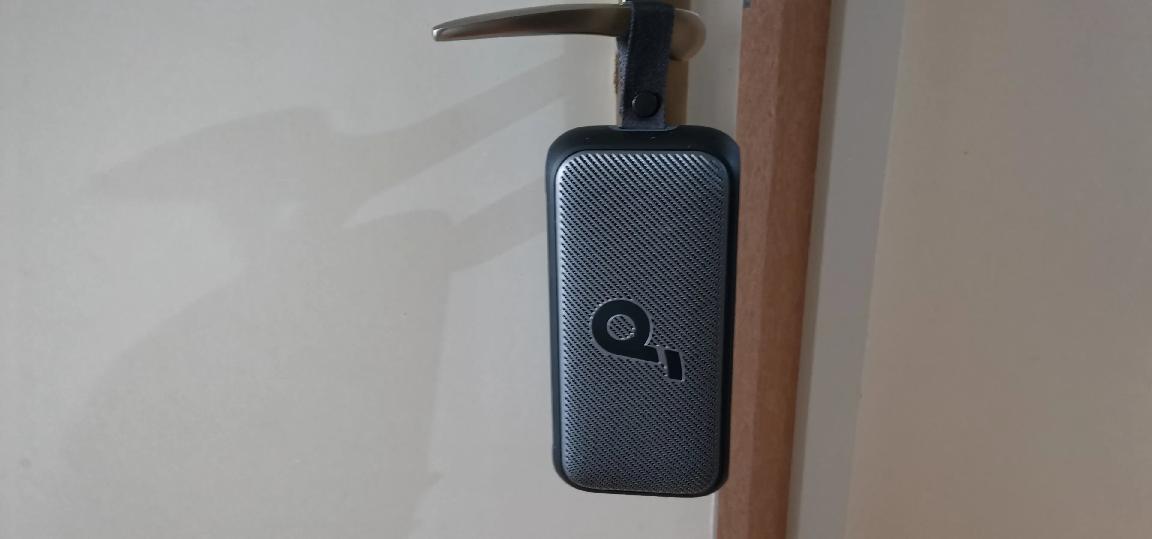 Suspendu confortablement à un cordon