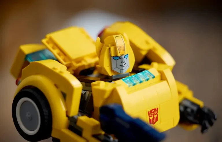 Un fan de LEGO fabrique des ensembles populaires avec seulement une poignée de briques