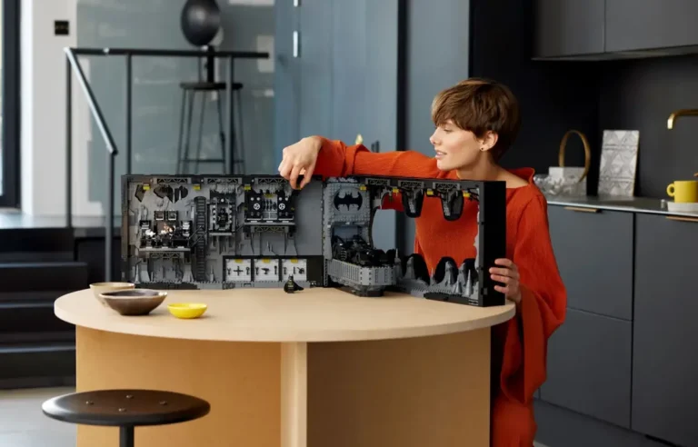 Cette Batcave LEGO va bien plus loin que l'ensemble officiel