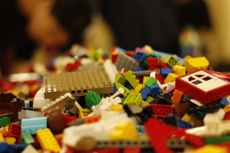 Un fan a construit un immense château LEGO avec des dizaines de milliers de briques