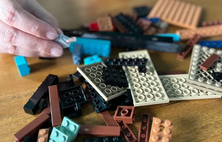 LEGO couvert de poussière ? De cette façon, vous pouvez nettoyer vos décors