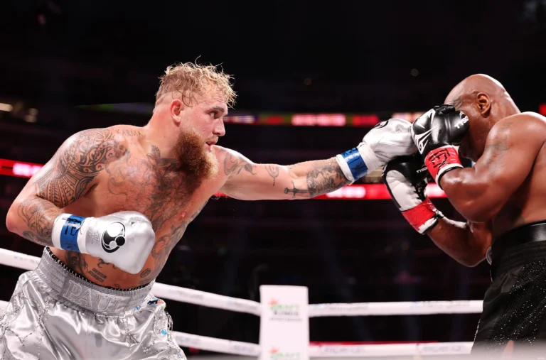 Jake Paul contre Mike Tyson se battent pour un grand succès pour Netflix, mais un drame pour les fans