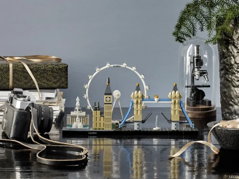 « LEGO Banksy » crée des structures de monuments emblématiques sur place