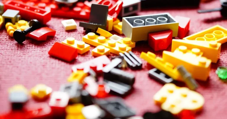 Un nouveau terrain de jeu pour les enfants est fabriqué à partir de LEGO