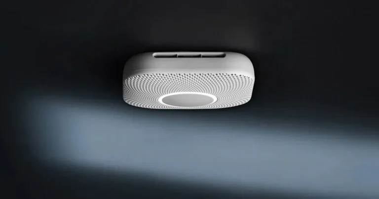 Maintenant, n'apportez qu'un détecteur de fumée intelligent à la maison aujourd'hui