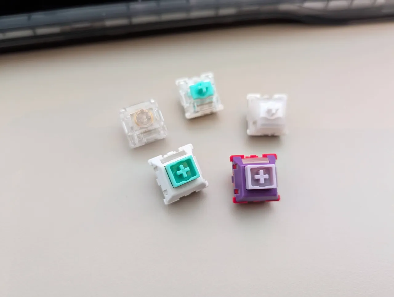 Dans le sens des aiguilles d'une montre: Wooting Lekker V2, Geon Raw He, TTC Pom, TTC X Wooting Pom, Gateron Jade Max