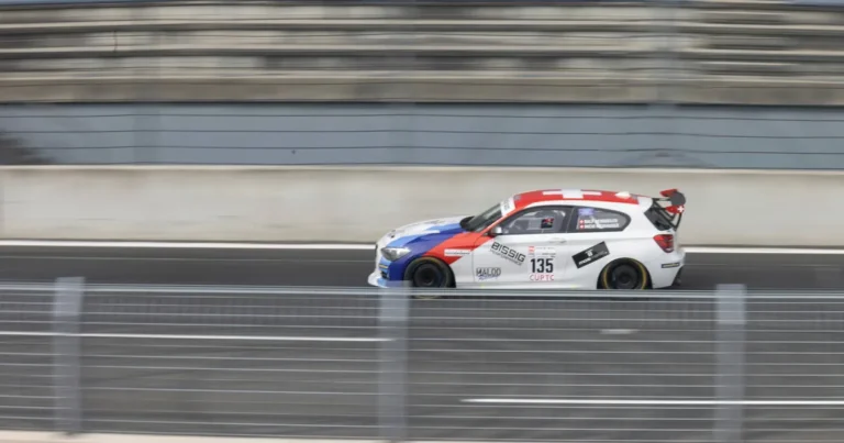 Max Racet le GT4 dans le jour du Nürburg