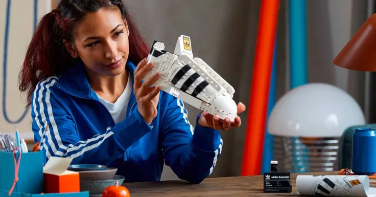 Connaissez-vous déjà la superstar LEGO Adidas Originals comme une pièce maîtresse?