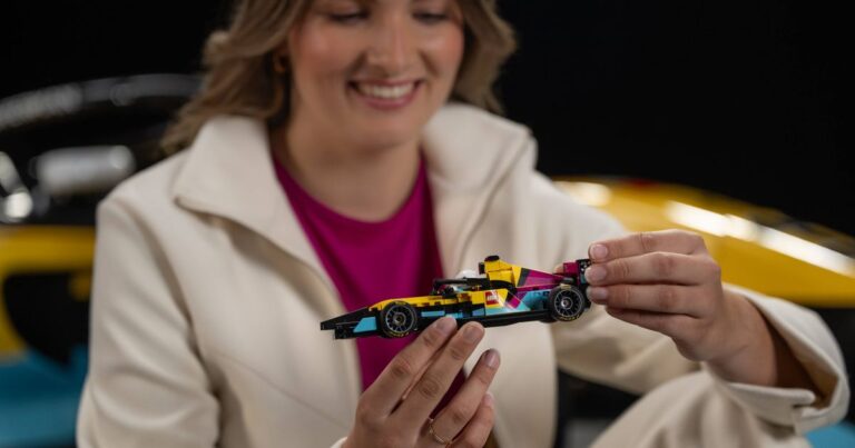 Une nouvelle voiture F1 LEGO aux couleurs rose et jaune dévoilée