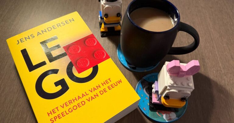 Livre LEGO sur « les jouets du siècle » temporairement en vente chez bol
