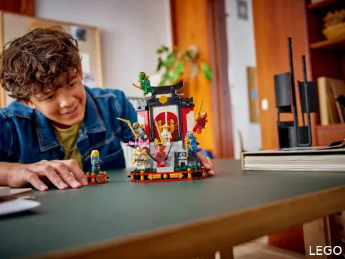 Présentoir du 15e anniversaire de LEGO Ninjago avec des personnages ninja