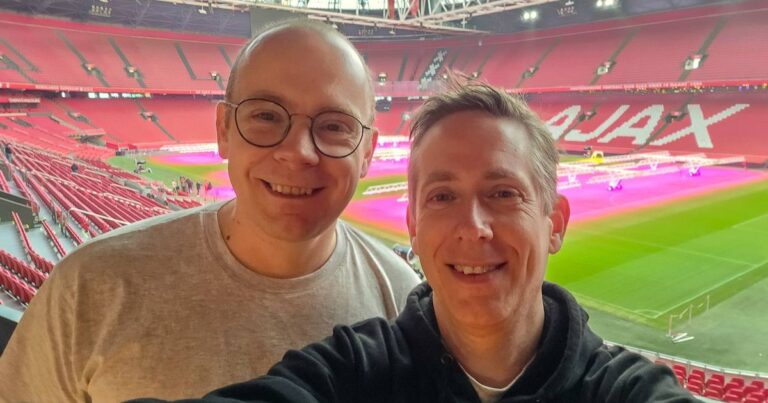 Comment les constructeurs LEGO transforment le souhait d'un jeune fan de l'Ajax en un décor de stade