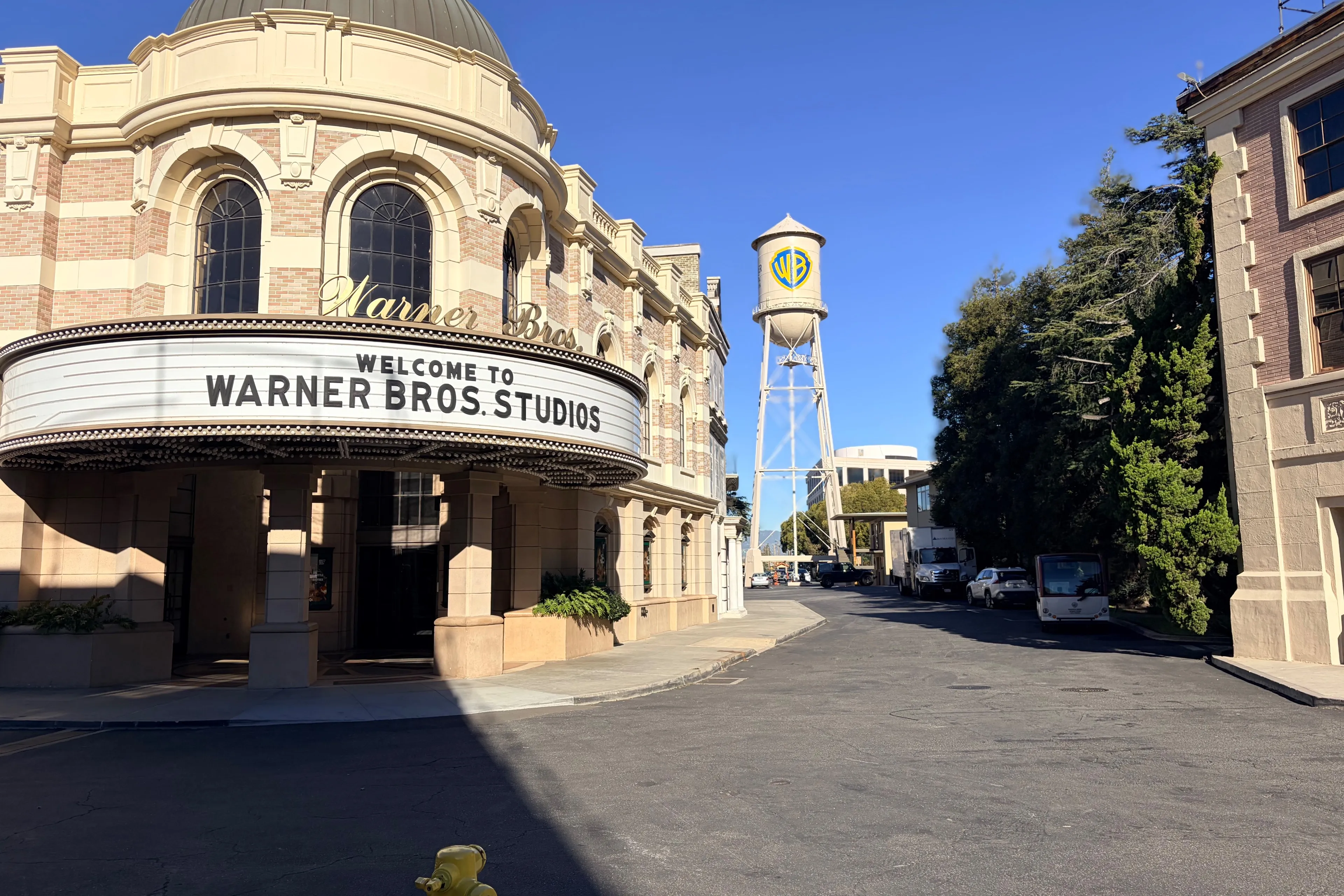 XGN visite les studios Warner Bros. : conduite autour d'un plateau de tournage actif