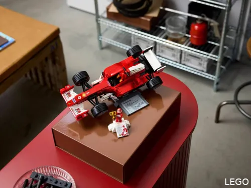 LEGO Icons 11375 Ferrari F2004 et Michael Schumacher