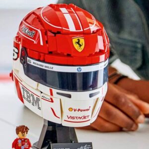 Avis aux fans de Ferrari : le casque LEGO de Leclerc est désormais disponible à un prix très abordable