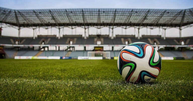 des millions d'enfants construisent et jouent au football ensemble