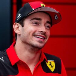 Charles LeClerc s'adapte à un casque LEGO réaliste