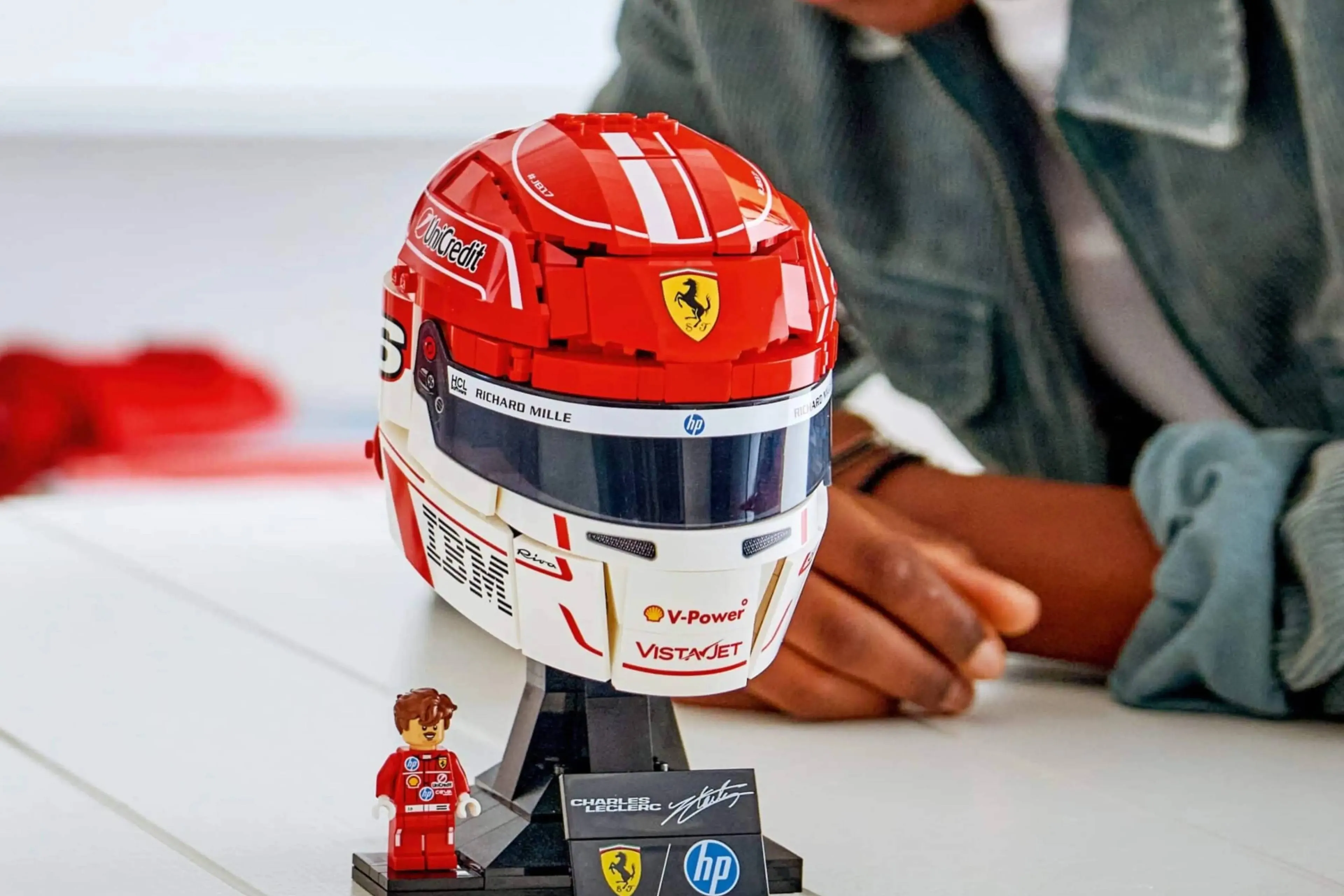 Les fans de F1 voient le prix de ce casque LEGO Ferrari baisser soudainement