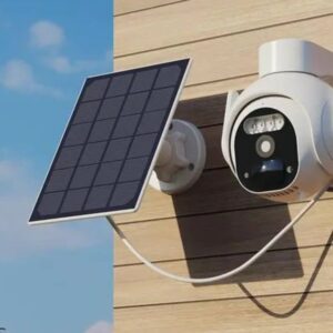 Action laisse soudainement tomber une caméra extérieure intelligente sur des panneaux solaires
