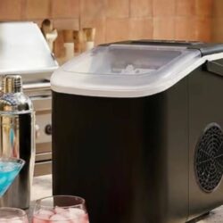 Cette machine à glaçons d'Action rend soudainement la chaleur beaucoup plus supportable