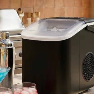 Cette machine à glaçons d'Action rend soudainement la chaleur beaucoup plus supportable