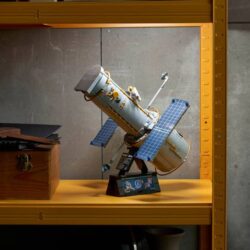 LEGO apporte un télescope spatial emblématique dans votre salon et il peut être ouvert