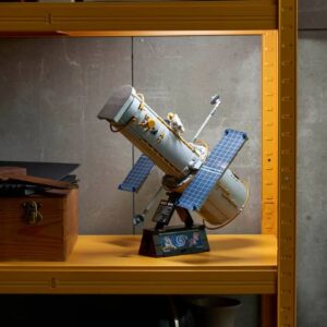 LEGO apporte un télescope spatial emblématique dans votre salon et il peut être ouvert