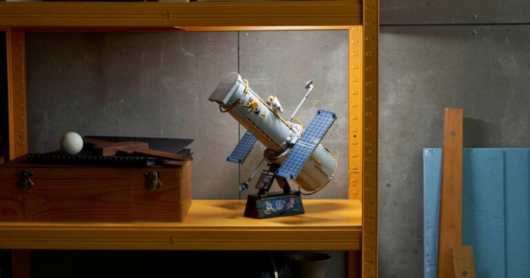 LEGO apporte un télescope spatial emblématique dans votre salon et il peut être ouvert