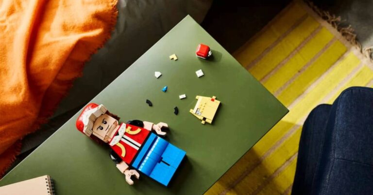 LEGO dévoile cinq nouveaux sets Pokémon et cette gigantesque Poké Ball vole immédiatement la vedette