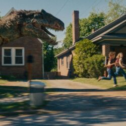 Critique : Ce nouveau film sur les dinosaures avec Anne Hathaway est bien plus amusant qu'on ne le pense