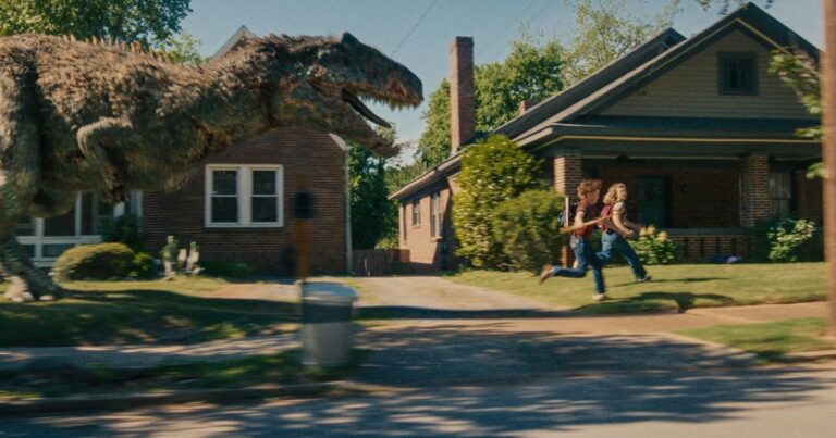 Critique : Ce nouveau film sur les dinosaures avec Anne Hathaway est bien plus amusant qu'on ne le pense