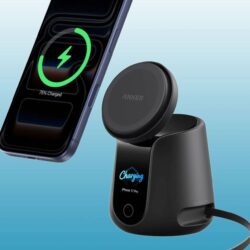 Anker est livré avec une station de recharge intelligente qui peut ranger votre table de chevet