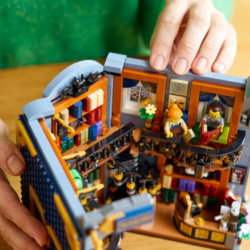 Cet ensemble LEGO de 1690 briques est non seulement facile à construire, mais aussi pratique à avoir