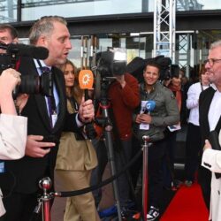 Stefan travaille dans les coulisses avec des stars d'Hollywood, mais il a désormais un besoin urgent d'aide.